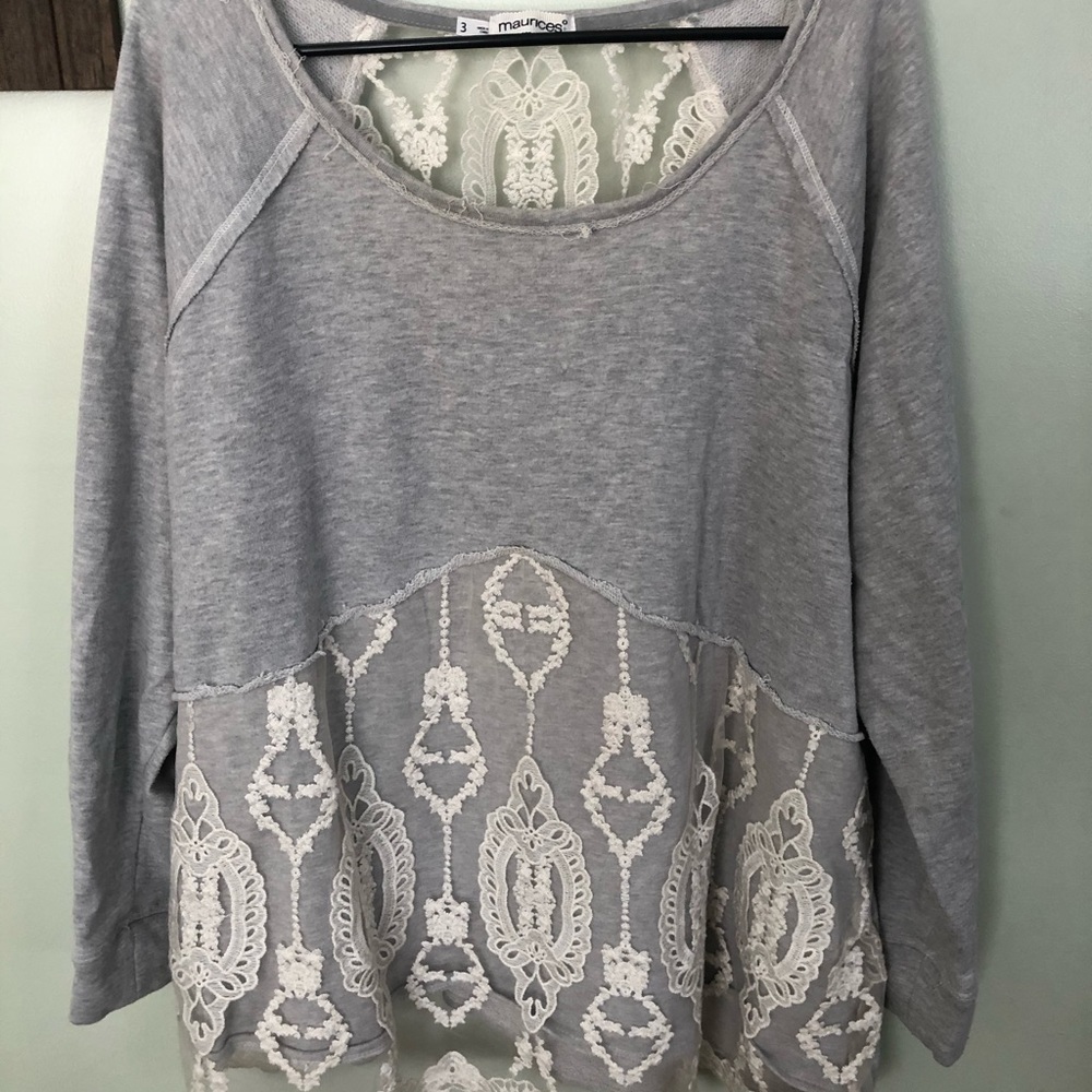 Sweatshirt with raw hem and lace details!